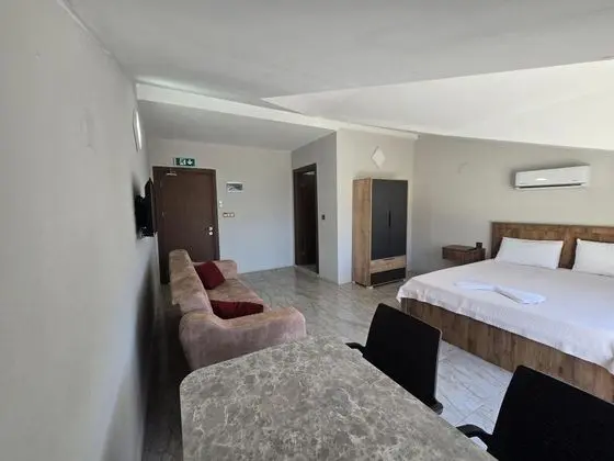Standart Oda,deniz Ve Doğa Manzaralı,bir Büyük Ve Bir Tek Kişilik Yataklı