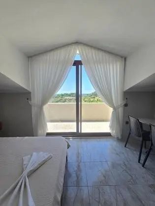 Standart Oda,deniz Ve Doğa Manzaralı,bir Büyük Ve Bir Tek Kişilik Yataklı