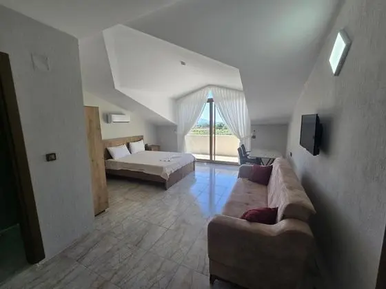 Standart Oda,deniz Ve Doğa Manzaralı,bir Büyük Ve Bir Tek Kişilik Yataklı