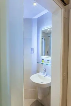 Büyük Yataklı Tek Kişilik Oda