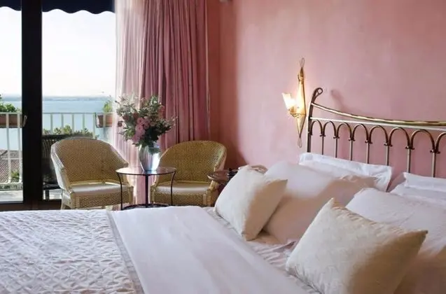Deluxe Tek Büyük Yataklı Oda, Balkon, Göl Manzaralı (Premier)