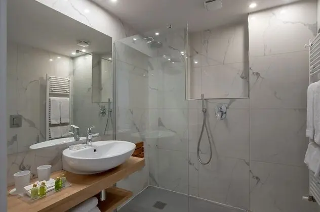 Superior Tek Büyük Yataklı Oda, Balkon, Göl Manzaralı