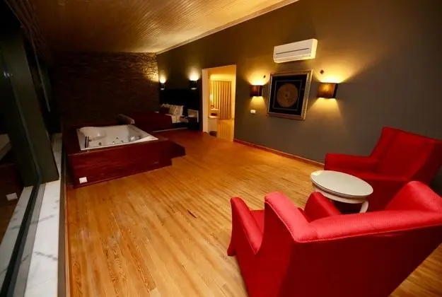 Honeymoon Suite