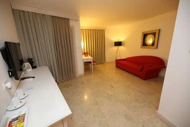 Honeymoon Suite