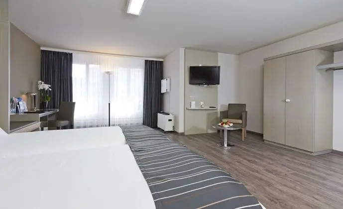 Double room, street side or train side, with air conditioner