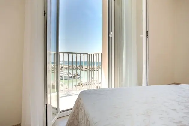 Üç Kişilik Oda, Deniz Manzaralı