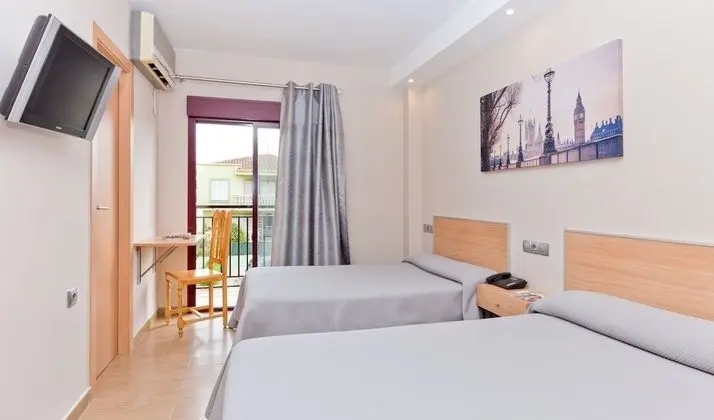 Büyük Yataklı Tek Kişilik Oda