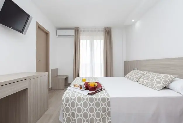 Büyük Yataklı Tek Kişilik Oda