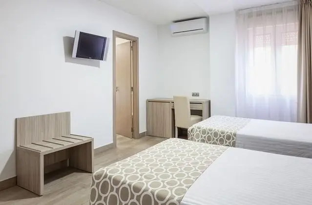 Büyük Yataklı Tek Kişilik Oda