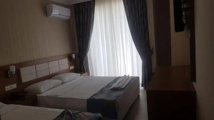 Triple, Kara veya Havuz Manzaralı, Balkonlu