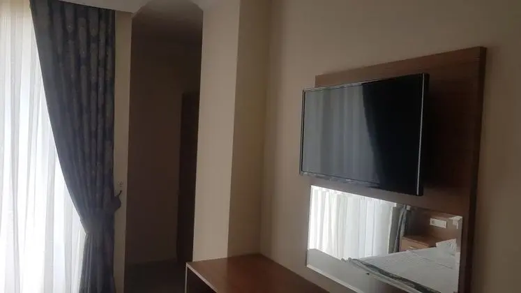 Triple, Kara veya Havuz Manzaralı, Balkonlu