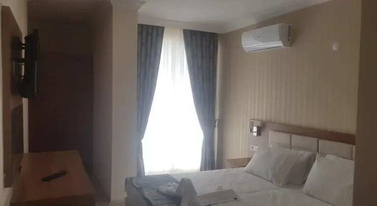 Triple, Kara veya Havuz Manzaralı, Balkonlu