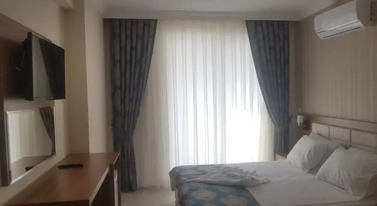 Triple, Kara veya Havuz Manzaralı, Balkonlu