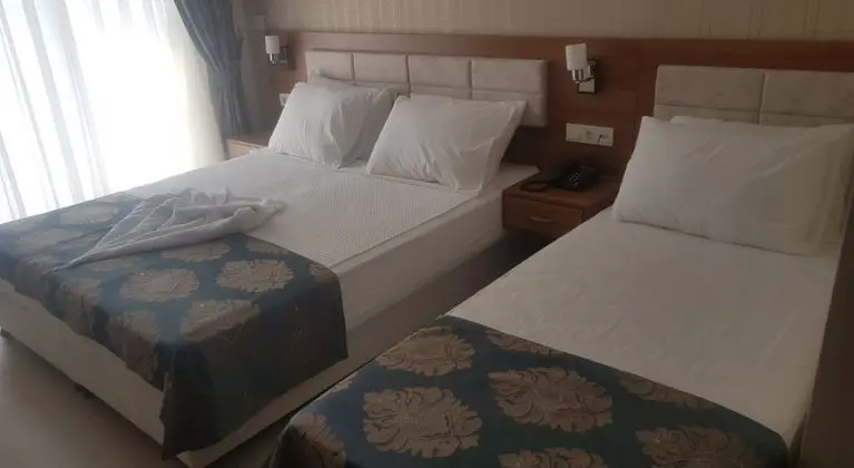 Triple, Kara veya Havuz Manzaralı, Balkonlu