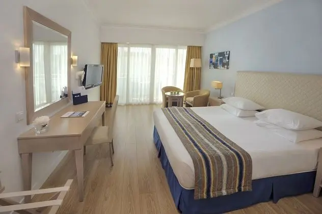 Deluxe Tek Büyük Yataklı Oda, Kısmi Deniz Manzaralı