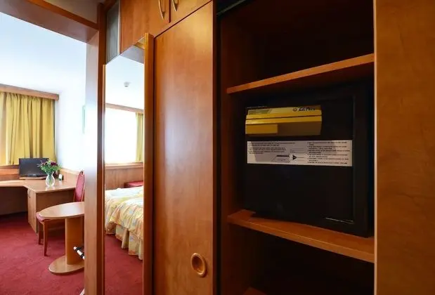 Standard Tek Büyük veya İki Ayrı Yataklı Oda (Wifi and Parking)