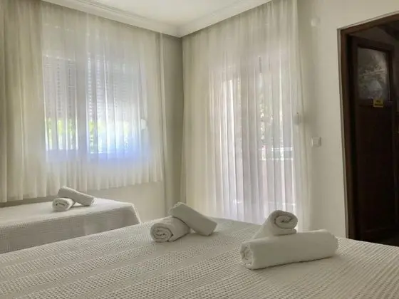 Triple, Bahçe Manzaralı
