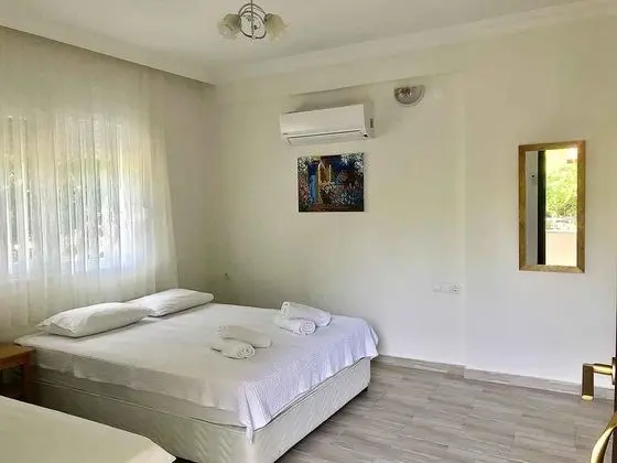 Triple, Bahçe Manzaralı