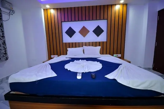 DELUXE AC ROOM