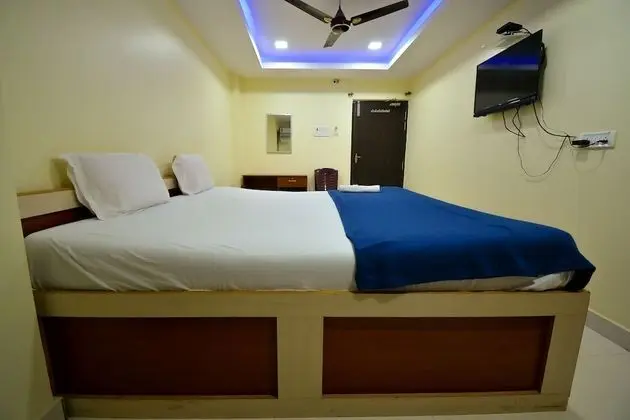 DELUXE AC ROOM