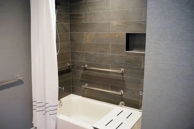 Oda, 1 En Büyük (King) Boy Yatak (Mobility Accessible, Tub)