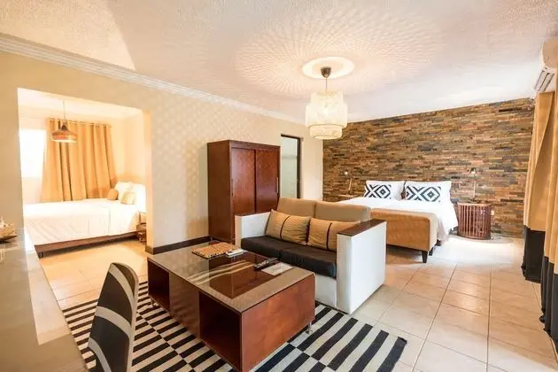 Family Oda, Havuz Kenarı