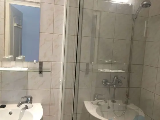 Üç Kişilik Oda