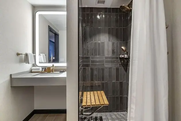 Deluxe Oda, 1 En Büyük (King) Boy Yatak, Engellilere Uygun (roll-in shower)
