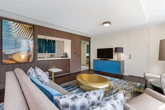 Süit (Parlor Component - 1 Queen Murphy Bed)