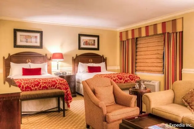 Executive Oda (2 Full Size Beds)