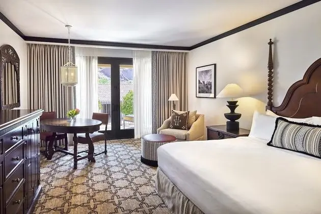 1 King Bed, Camelback View Room