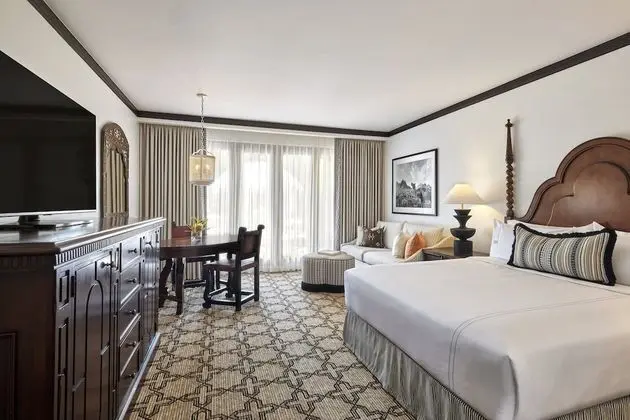 1 King Bed, Camelback View Room