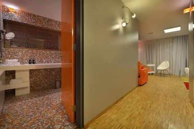 Junior Süit, Teras