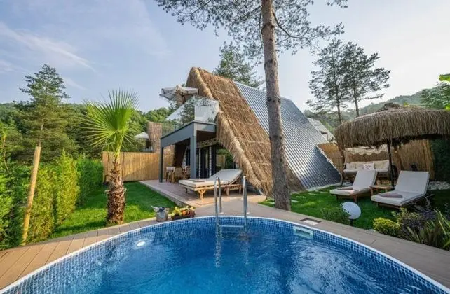 Private Özel Havuzlu Suite Kısmi Göl Manzaralı