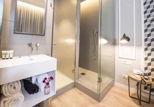Tek Büyük Yataklı Oda, Balkon, Şehir Manzaralı