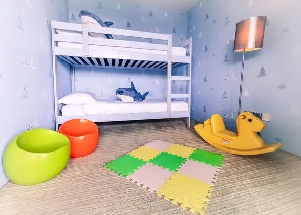 Family Oda, 1 Büyük (Queen) Boy Yatak (1 Queen and 1 Children Bunk Bed)