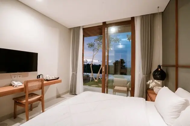 Deluxe Tek Büyük Yataklı Oda, Havuz Manzaralı