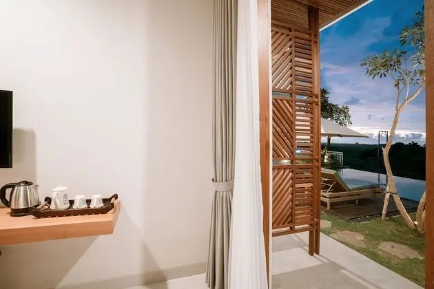 Deluxe Tek Büyük Yataklı Oda, Havuz Manzaralı