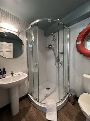 Comfort Tek Büyük Yataklı Oda, Banyolu/Duşlu, Avlu Manzaralı (Crown)