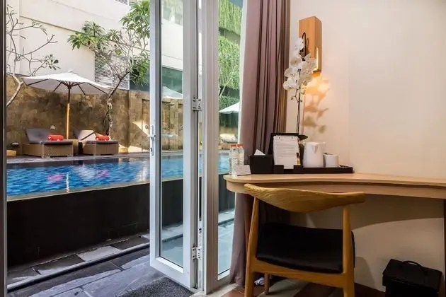 Deluxe Pool Access