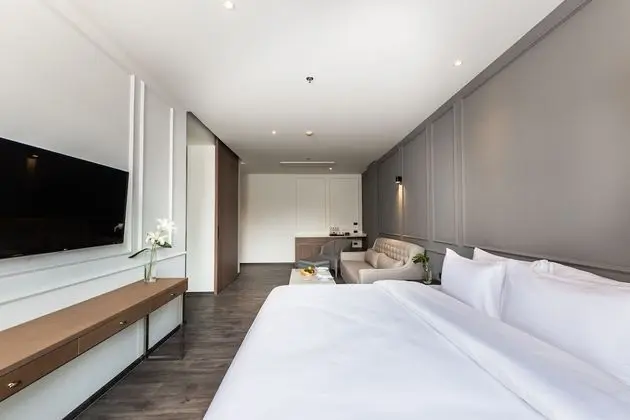 Deluxe Tek Büyük Yataklı Oda, Havuz Manzaralı