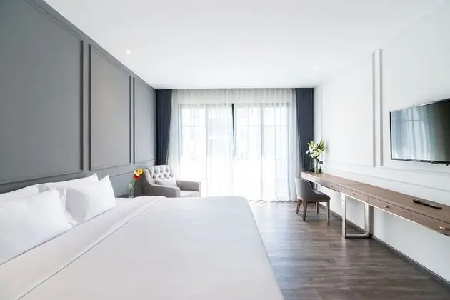 Deluxe Tek Büyük Yataklı Oda, Havuz Manzaralı
