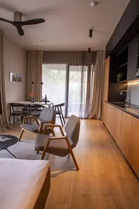 Apart Daire, 2 Yatak Odası, Balkon, Bahçe Manzaralı