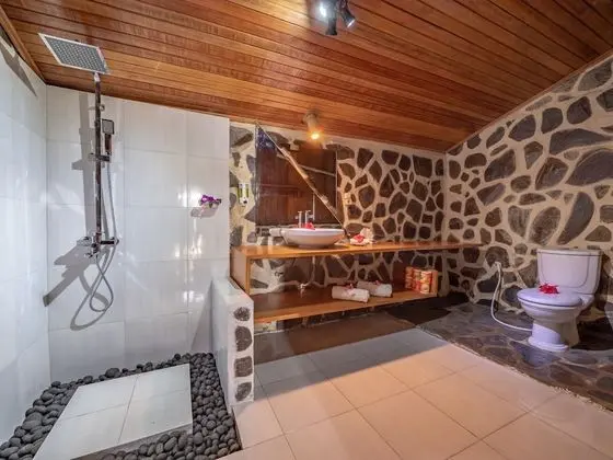 Kır Evi, Bahçe Manzaralı