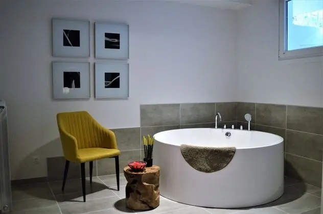 Deluxe Tek Büyük Yataklı Oda, Küvet, Zemin Kat