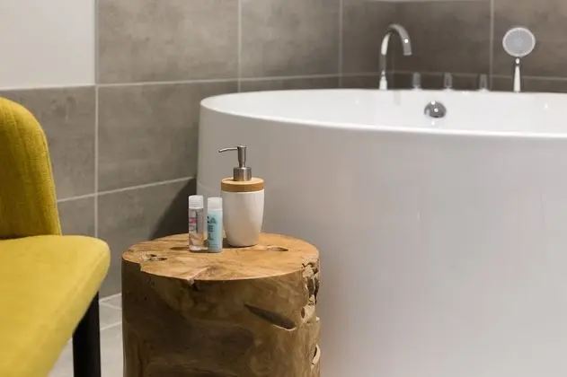 Deluxe Tek Büyük Yataklı Oda, Küvet, Zemin Kat