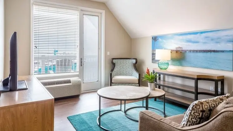 One Bedroom Ocean Front Suite, King Bed