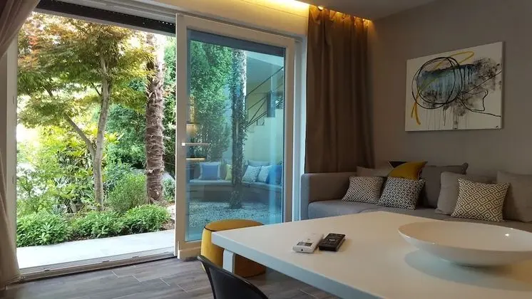 Apart Daire, 1 Yatak Odası, Teras, Havuz Manzaralı