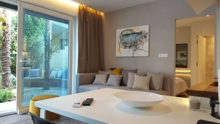 Apart Daire, 1 Yatak Odası, Teras, Havuz Manzaralı