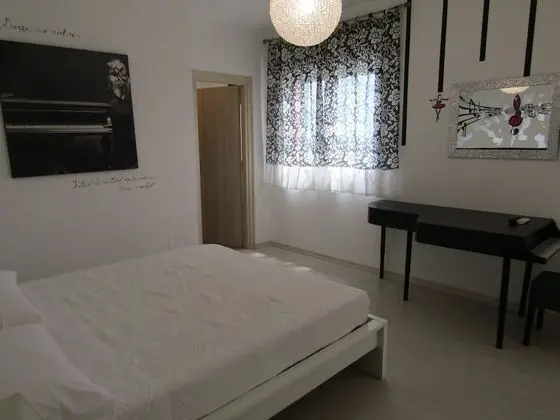 Tek Büyük Yataklı Oda, Havuz Manzaralı (Desiderio)